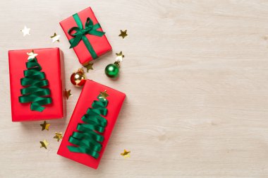 Ahşap arka planda dekoru olan el yapımı Noel hediyesi kutuları.