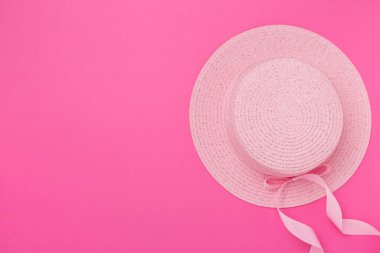 Renkli arka planda pembe şapka, üst manzara. Yaz konsepti