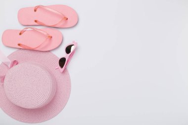 Renkli arka planda pembe yaz kıyafetiyle yatıyordu. Tatil kavramı