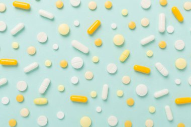 Farklı ilaç ve kapsüllerle renklendirilmiş düz bir zemin