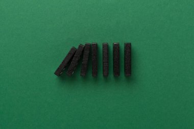 Renk arkaplan üzerinde siyah domino taşları, üst görünüm