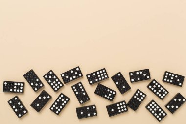 Renk arkaplan üzerinde siyah domino taşları, üst görünüm