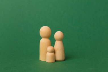 Ahşap aile figürleri renk arkaplanı
