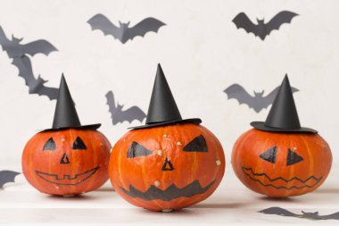 Ahşap masanın üzerinde Jack Lanter dekoru olan Cadılar Bayramı kompozisyonu