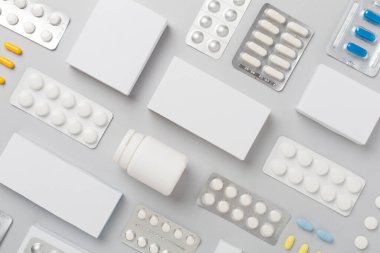 Su toplamada, kutularda ve renk arkaplanında farklı haplar vardı.