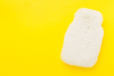 Renkli arka planda kabarık su ısıtıcı çantası