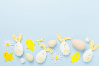 Paskalya yumurtaları ve renk arkaplanı dekorasyonu, üst görünüm