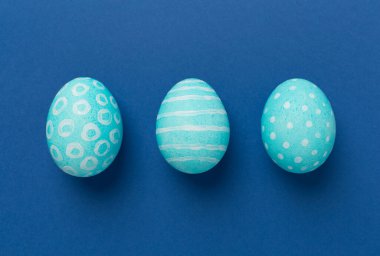 Renkli arka planda mavi paskalya yumurtaları, üst görünüm