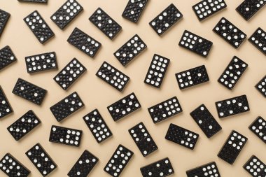 Renk arkaplan üzerinde siyah domino taşları, üst görünüm