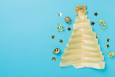 Renk arkaplanı, üstü, görünümü dekoru olan yaratıcı el yapımı Noel ağacı