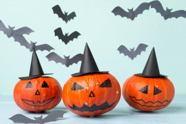 Ahşap masanın üzerinde Jack Lanter dekoru olan Cadılar Bayramı kompozisyonu