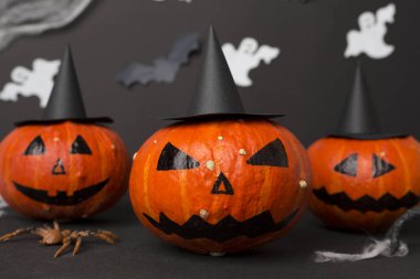 Siyah arkaplanda jack o lanter dekoru olan Cadılar Bayramı kompozisyonu