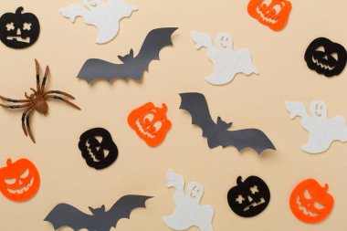 Renk arkaplanı üzerine Cadılar Bayramı dekorasyonu, üst görünüm