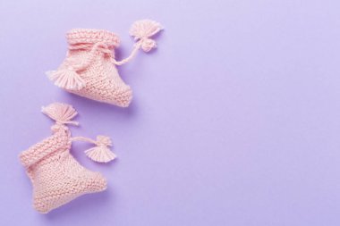 Renkli arka planda pembe bebek paçaları, üst manzara