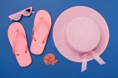 Beton arka planda pembe yaz kıyafetiyle yatıyordu. Tatil kavramı