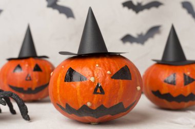 Beton masa üzerinde jack o lanter dekoru ile Cadılar Bayramı kompozisyonu