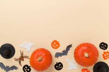 Cadılar Bayramı dekorasyonu ve balkabakları renk arkaplanı, üst görünüm