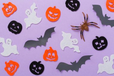 Renk arkaplanı üzerine Cadılar Bayramı dekorasyonu, üst görünüm