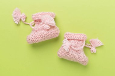 Renkli arka planda pembe bebek paçaları, üst manzara