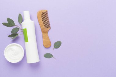 Renkli arka planda profesyonel bitkisel saç bakımı, üst görünüm