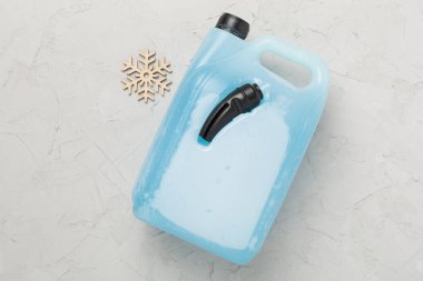 Beton zemin üzerinde antifriz olan kutu, üst görünüm