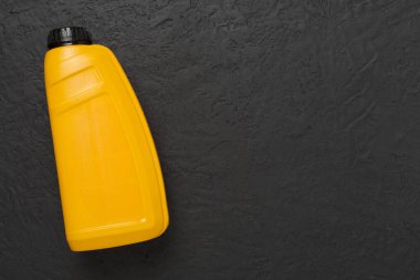 Beton zemin üzerinde makine yağı, üst görünüm