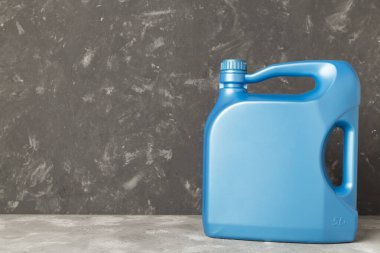 Beton zemin üzerinde makine yağı bulunan teneke kutu