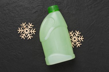 Beton zemin üzerinde antifriz olan kutu, üst görünüm