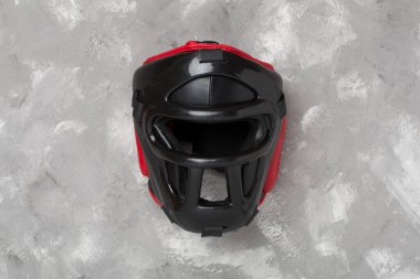 Beton arka planda siyah deri boks kaskı, üst manzara..