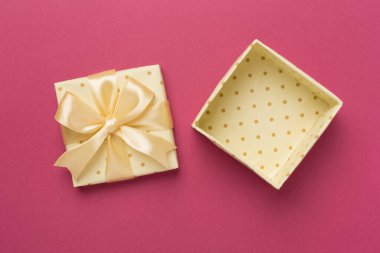 Renk arkaplanı, üst görünümde bej rengi açık hediye kutusu