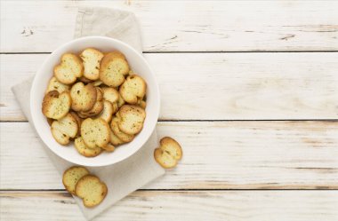 Ahşap zemin üzerinde baharatlı bruschette cipsleri, üst görünüm