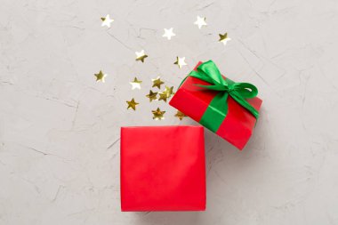 Beton arka planda dekoru olan el yapımı Noel hediyesi kutuları.