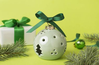 Renk arkaplanında noel süsleri içeren lamba