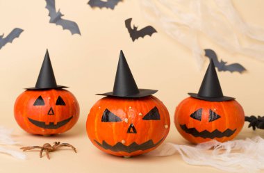 Arka planda jack o lanter dekoru olan Cadılar Bayramı kompozisyonu