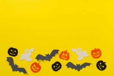 Renk arkaplanı üzerine Cadılar Bayramı dekorasyonu, üst görünüm