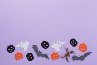 Renk arkaplanı üzerine Cadılar Bayramı dekorasyonu, üst görünüm