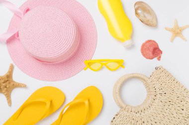 Renkli plaj aksesuarları olan düz bir yer. Tatil kavramı