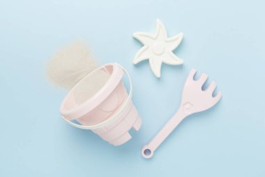 Renkli arka planda kumla oynamak için sevimli oyuncaklar, üst görünüm