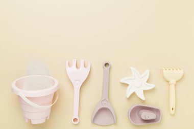 Renkli arka planda kumla oynamak için sevimli oyuncaklar, üst görünüm