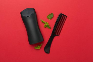 Erkekler, arka planda nane yapraklı kozmetik şişeleri, üst görünüm