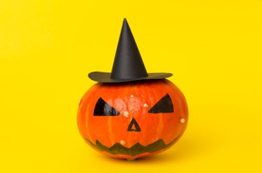 Arka planda jack o lanter dekoru olan Cadılar Bayramı kompozisyonu