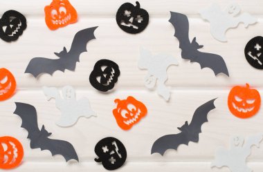 Ahşap arka planda Cadılar Bayramı dekorasyonu, üst manzara