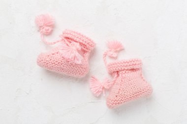 Beyaz arka planda pembe bebek paçaları, üst manzara