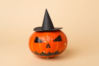 Arka planda jack o lanter dekoru olan Cadılar Bayramı kompozisyonu