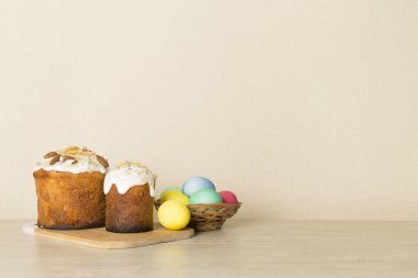 Ahşap masanın üzerinde boyanmış yumurtalar olan Paskalya pastası.