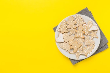 Renkli arka planda şirin ev yapımı Noel kurabiyeleri, üst manzara