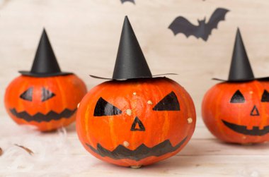 Ahşap arka planda Jack O Lanter dekoru olan Cadılar Bayramı kompozisyonu