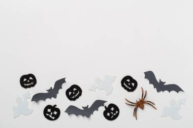 Renk arkaplanı üzerine Cadılar Bayramı dekorasyonu, üst görünüm