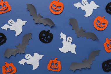 Renk arkaplanı üzerine Cadılar Bayramı dekorasyonu, üst görünüm