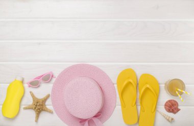 Ahşap arka planda renkli plaj aksesuarları olan düz bir yer. Tatil kavramı